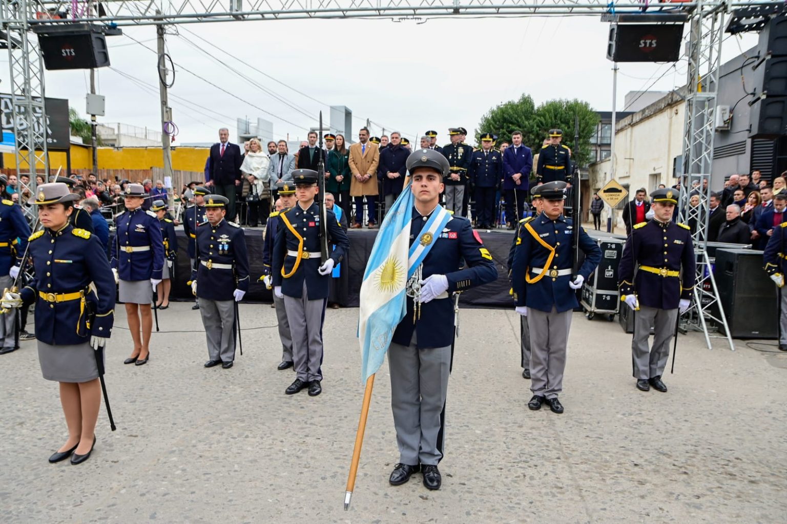 Jura de la Bandera por Cadetes de Vto año y Soldados Voluntarios ...